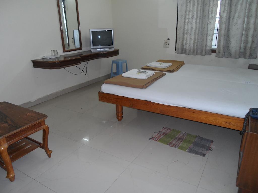 Hotel Sunilkrishna Tirupati Szoba fotó