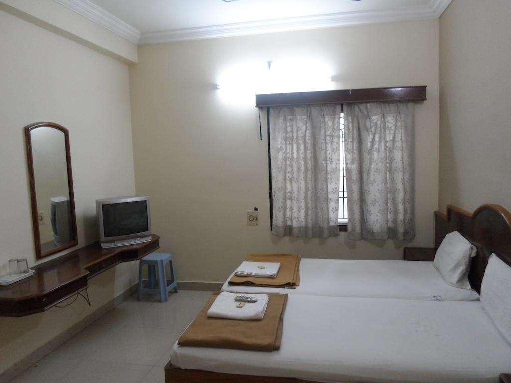 Hotel Sunilkrishna Tirupati Szoba fotó