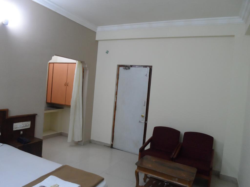 Hotel Sunilkrishna Tirupati Szoba fotó