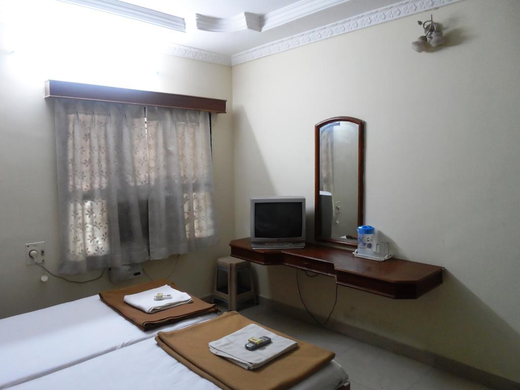 Hotel Sunilkrishna Tirupati Szoba fotó