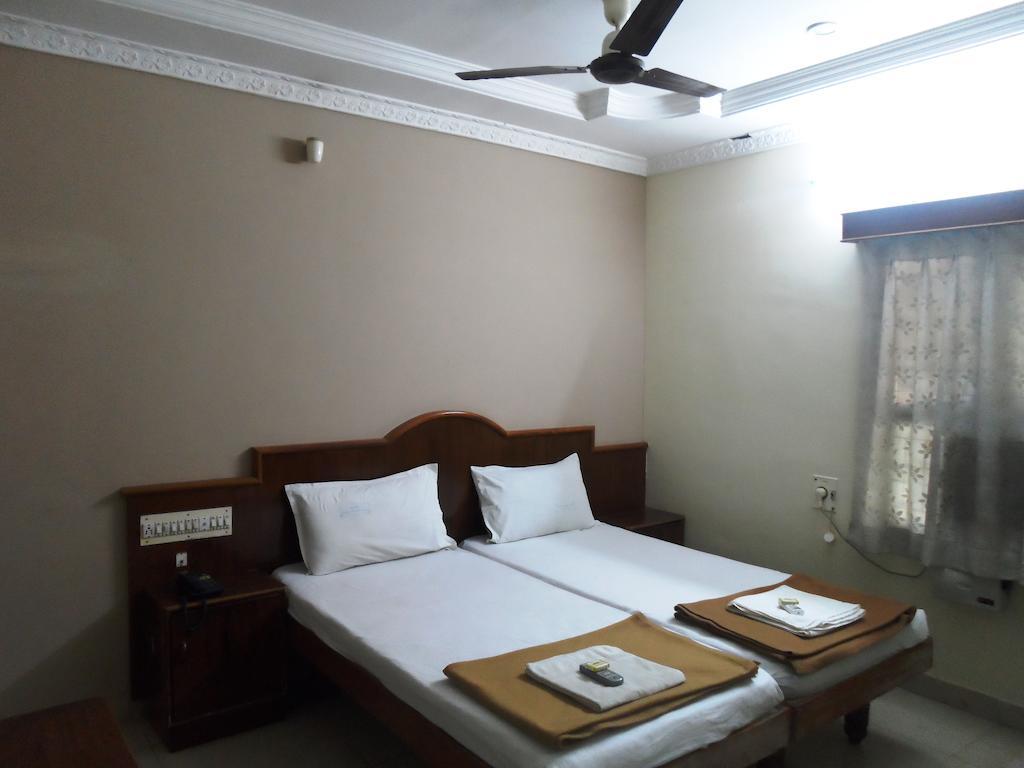Hotel Sunilkrishna Tirupati Szoba fotó