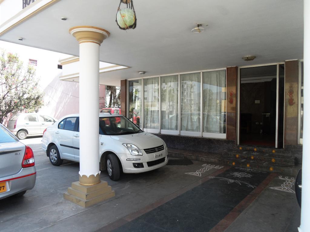 Hotel Sunilkrishna Tirupati Kültér fotó